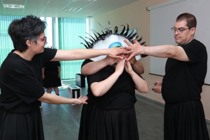La compañía 'Includanza' de la Fundación San Cebrián, liderada por Natalí Camolez, ensaya su nuevo espectáculo 'Iris'