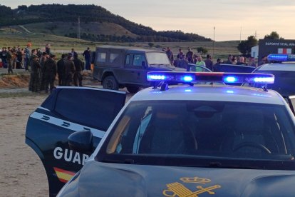 Un momento del rescate de los viajeros en el AVE con destino a León en Valladolid.