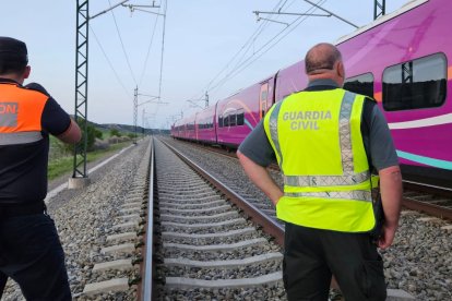 Un momento del rescate de los viajeros en el AVE con destino a León en Valladolid.