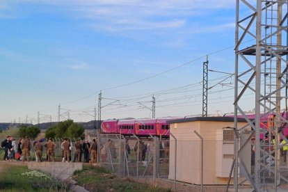 Un momento del rescate de los viajeros en el AVE con destino a León en Valladolid.