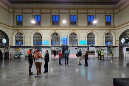 La estación de tren de Valladolid se ha mantenido abierta durante la noche por el apagón que ha afectado a toda España