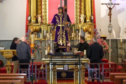 Preparativos de la cofradía del Dulce Nombre de Jesús Nazareno de León para participar en la Gran Procesión de Roma