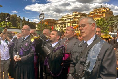 El obispo de León, Luis Ángel de las Heras, y el abad del Dulce Nombre de Jesús Nazareno, Ignacio Abad, a la salida del paso de Jesús Nazareno de León participa en la Gran Procesión organizada con motivo del Jubileo de las Cofradías en Roma.