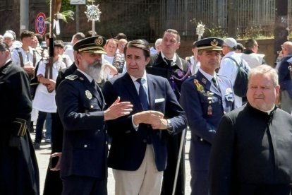 El obispo de León, Luis Ángel de las Heras, y el abad del Dulce Nombre de Jesús Nazareno, Ignacio Abad, a la salida del paso de Jesús Nazareno de León participa en la Gran Procesión organizada con motivo del Jubileo de las Cofradías en Roma.