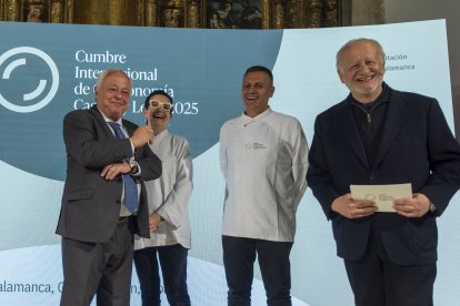 El consejero de Cultura, Turismo y Deporte, Gonzalo Santonja, junto a Juan Echenove, Carme Ruscalleda y Oriol Castro