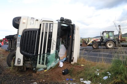 Estado en el que quedaba el camión tras volcar en la A-62 en Palencia.