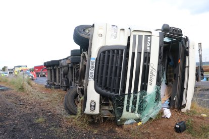 Estado en el que quedaba el camión tras volcar en la A-62 en Palencia.