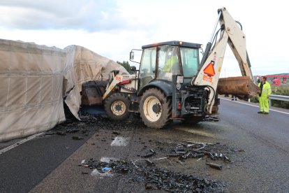 Estado en el que quedaba el camión tras volcar en la A-62 en Palencia.