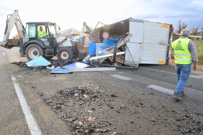 Estado en el que quedaba el camión tras volcar en la A-62 en Palencia.