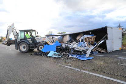 Estado en el que quedaba el camión tras volcar en la A-62 en Palencia.