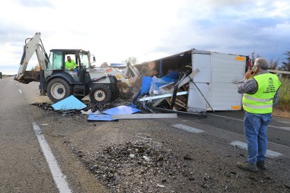 Estado en el que quedaba el camión tras volcar en la A-62 en Palencia.