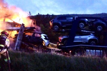 Incendio de un camión que transportaba vehículos eléctricos, en La Bigonia en Soria.