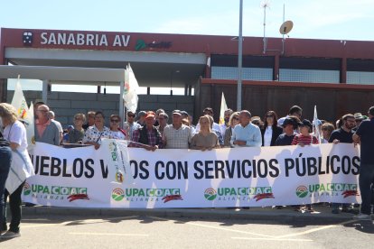 Concentración convocada por la Alianza UPA-COAG para protestar por la supresión de paradas del AVE en Sanabria.