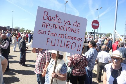 Concentración convocada por la Alianza UPA-COAG para protestar por la supresión de paradas del AVE en Sanabria.