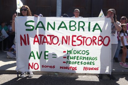 Concentración convocada por la Alianza UPA-COAG para protestar por la supresión de paradas del AVE en Sanabria.