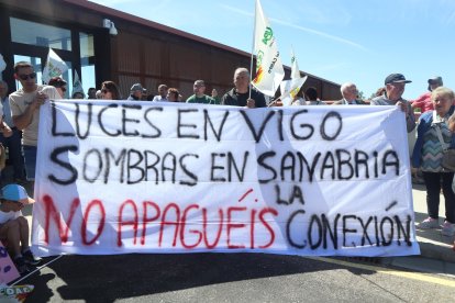 Concentración convocada por la Alianza UPA-COAG para protestar por la supresión de paradas del AVE en Sanabria.