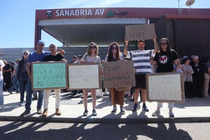 Concentración convocada por la Alianza UPA-COAG para protestar por la supresión de paradas del AVE en Sanabria.