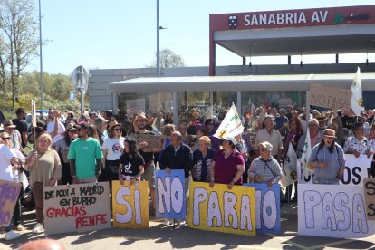 Concentración convocada por la Alianza UPA-COAG para protestar por la supresión de paradas del AVE en Sanabria.