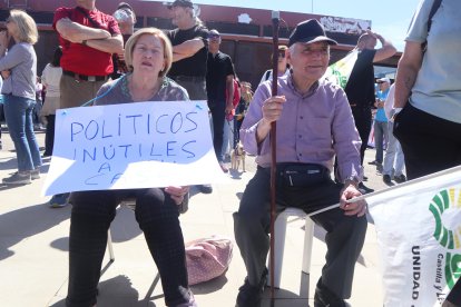 Concentración convocada por la Alianza UPA-COAG para protestar por la supresión de paradas del AVE en Sanabria.