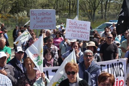 Concentración convocada por la Alianza UPA-COAG para protestar por la supresión de paradas del AVE en Sanabria.
