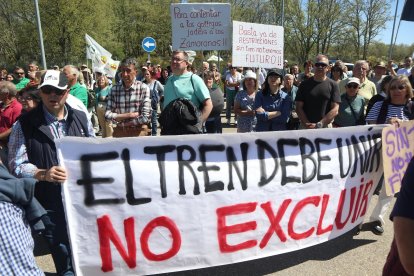 Concentración convocada por la Alianza UPA-COAG para protestar por la supresión de paradas del AVE en Sanabria.