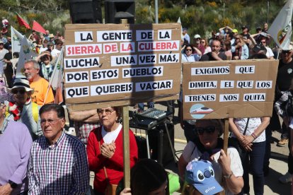 Concentración convocada por la Alianza UPA-COAG para protestar por la supresión de paradas del AVE en Sanabria.