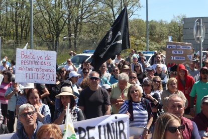 Concentración convocada por la Alianza UPA-COAG para protestar por la supresión de paradas del AVE en Sanabria.