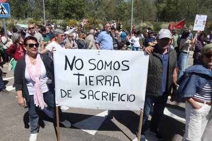 Concentración convocada por la Alianza UPA-COAG para protestar por la supresión de paradas del AVE en Sanabria.