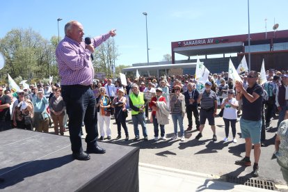 Concentración convocada por la Alianza UPA-COAG para protestar por la supresión de paradas del AVE en Sanabria.