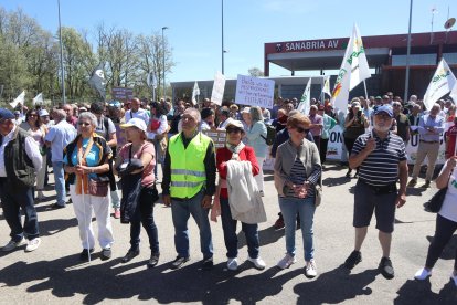 Concentración convocada por la Alianza UPA-COAG para protestar por la supresión de paradas del AVE en Sanabria.