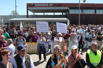 Concentración convocada por la Alianza UPA-COAG para protestar por la supresión de paradas del AVE en Sanabria.