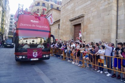 Los jugadores llegando a la celebración del ascenso a Segunda División de la Cultural y Deportiva Leonesa