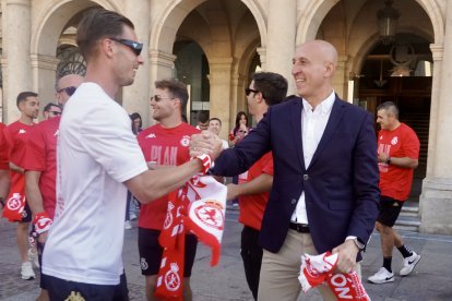 La celebración del ascenso a Segunda División de la Cultural y Deportiva Leonesa, junto al alcalde de León, José Antonio Diez