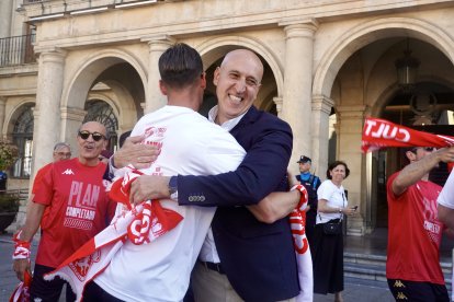 La celebración del ascenso a Segunda División de la Cultural y Deportiva Leonesa, junto al alcalde de León, José Antonio Diez
