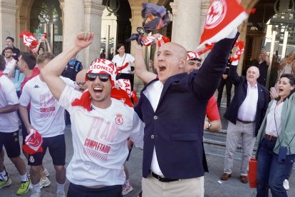 La celebración del ascenso a Segunda División de la Cultural y Deportiva Leonesa, junto al alcalde de León, José Antonio Diez