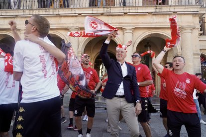 La celebración del ascenso a Segunda División de la Cultural y Deportiva Leonesa, junto al alcalde de León, José Antonio Diez