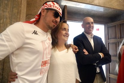 La celebración del ascenso a Segunda División de la Cultural y Deportiva Leonesa, junto al alcalde de León, José Antonio Diez