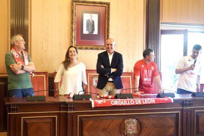 La celebración del ascenso a Segunda División de la Cultural y Deportiva Leonesa, junto al alcalde de León, José Antonio Diez