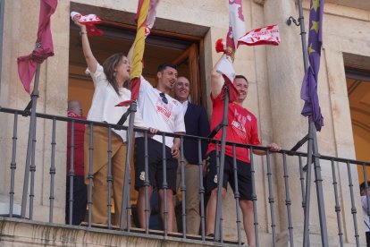La celebración del ascenso a Segunda División de la Cultural y Deportiva Leonesa, junto al alcalde de León, José Antonio Diez