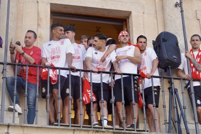 La celebración del ascenso a Segunda División de la Cultural y Deportiva Leonesa, junto al alcalde de León, José Antonio Diez