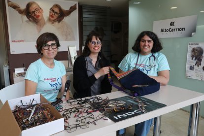Las integrantes de Palentinas por Perú, Sandra Fernández, Vicki Alonso y Mónica Calderón, junto a gafas donadas