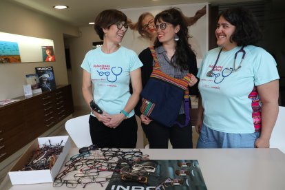 Las integrantes de Palentinas por Perú, Sandra Fernández, Vicki Alonso y Mónica Calderón, junto a gafas donadas