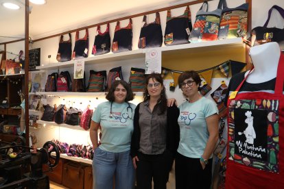 Las integrantes de Palentinas por Perú, Sandra Fernández, Vicki Alonso y Mónica Calderón, junto a bolsos elaborados en un taller de Paita