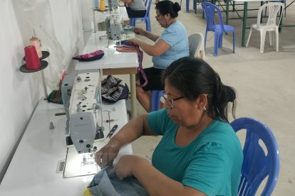 Una mujer peruana elabora uno de los bolsos elaborados en un taller de Paita