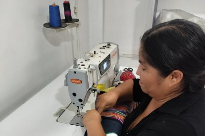 Una mujer peruana elabora uno de los bolsos en un taller de Paita