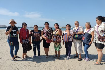 Mujeres peruanas muestran bolsos que se elaboran en Paita
