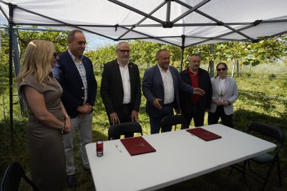 Firma del convenio del Banco de Tierras