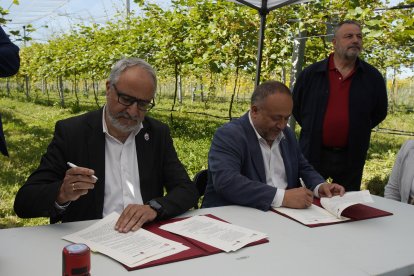 Firma del convenio del Banco de Tierras