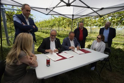 Firma del convenio del Banco de Tierras
