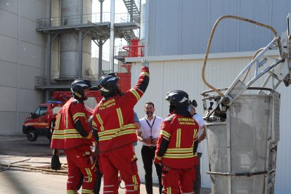 Actuación de los bomberos en la cubierta de Prosol que se sofocó en unos minutos